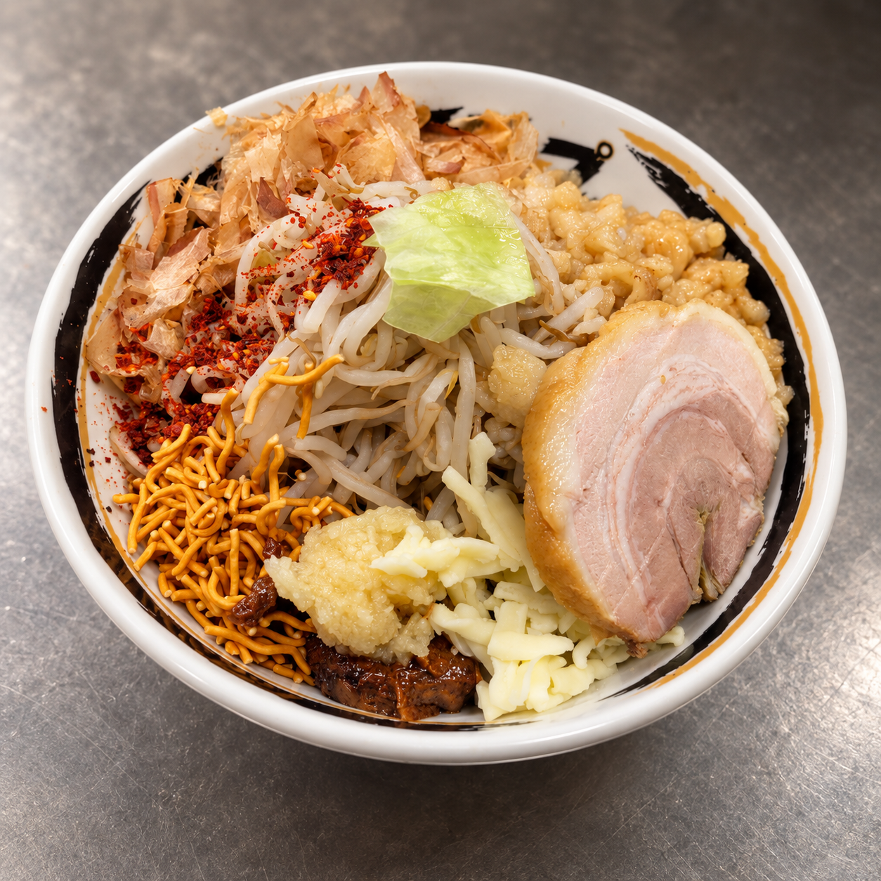 チャーシュー、野菜、にんにくなどをのせたタイガーステップのまぜそば